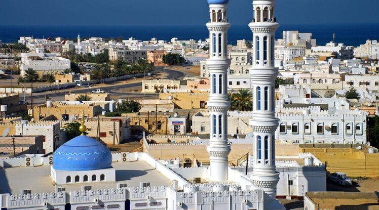 مشاغل عمانیزه‌شده در عمان | لیست کامل شغل‌های ممنوعه برای خارجی‌ها (۲۰۲۵)